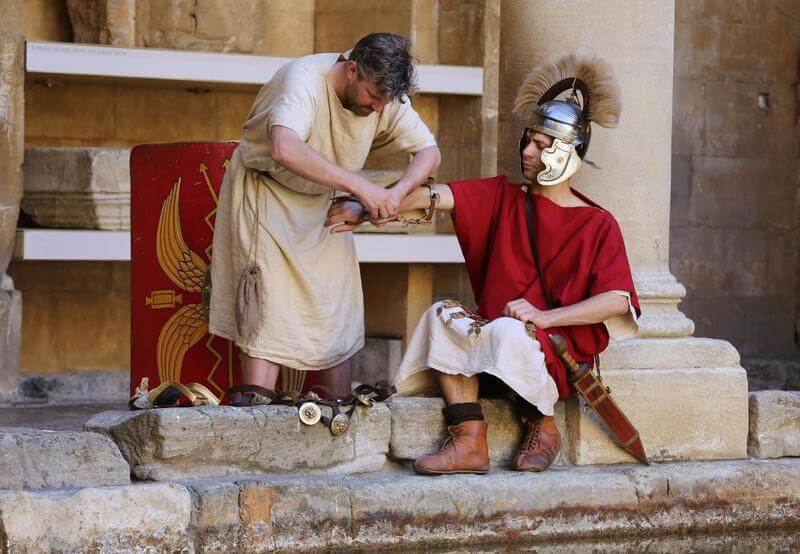 The Roman Baths - 身穿羅馬服裝的工作人員